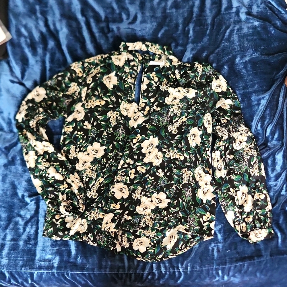 Floral blouse deep v with choker detail